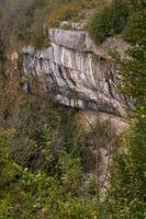 un' grande roccia formazione foto