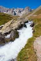 un' fiume fluente attraverso un' montagna foto