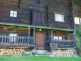 un' di legno Casa con un' veranda foto