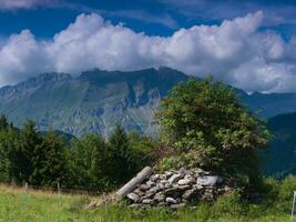 un' montagna gamma nel il sfondo foto