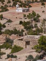 un' piccolo edificio con un' orologio su superiore foto