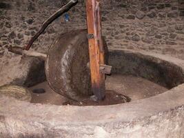 un' grande ruota nel un' cemento miscelatore foto