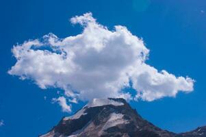 un' grande nube nel il cielo foto