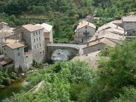 un' ponte al di sopra di un' fiume foto