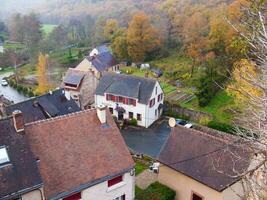 un' Visualizza di un' villaggio nel il campagna foto