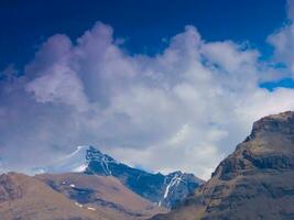 un' montagna con nuvole foto