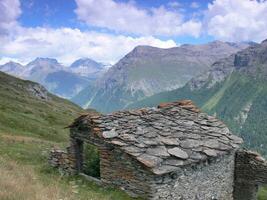 un' piccolo pietra edificio foto