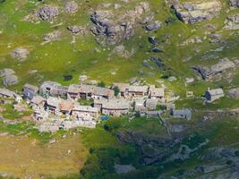 un aereo Visualizza di un' villaggio nel il montagne foto