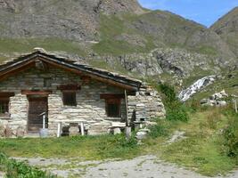 un' montagna nel il sfondo foto