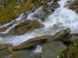 acqua che scorre sulle rocce foto