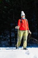 camminare nella neve in primavera. una ragazza foto