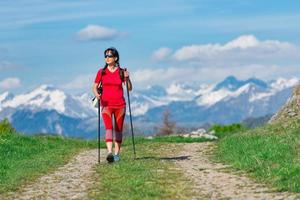 turista che cammina nella strada di montagna foto