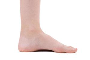 piede umano su sfondo bianco foto