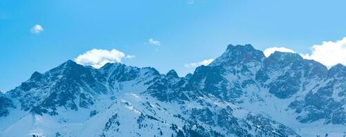 naturale paesaggio con lontano nevoso montagna gamma blu nel atmosferico foschia foto
