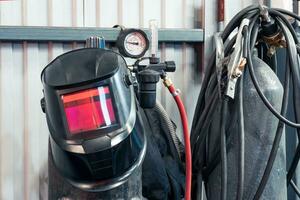 attrezzatura per gas saldatura nel il laboratorio maschera, cilindri con un' pressione misura, tubi foto
