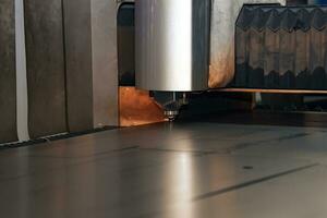 pesante industriale laser fresa durante metallo foglio in lavorazione foto