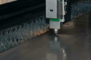 industriale laser fresa durante metallo foglio in lavorazione foto