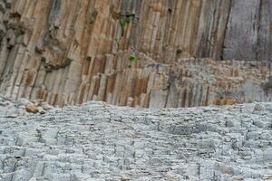 naturale roccia sfondo, vulcanico colonnare articolato basalto foto