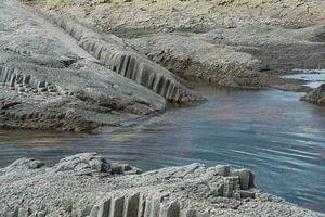 costiero paesaggio marino con bellissimo colonnare basalto rocce a Basso marea foto