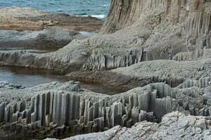 costiero paesaggio con bellissimo colonnare basalto scogliere a Basso marea foto