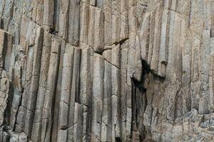 superficie di un' roccia parete formato di colonnare basalto foto