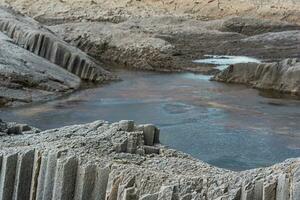 costiero scogliere formato di colonnare basalto a Basso marea foto