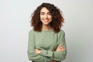 ai generato ritratto di un' bellissimo giovane donna sorridente su isolato sfondo generativo ai foto