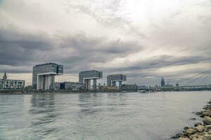 colonia kranhaus attività commerciale centro su il rheinauhafen lungomare e Reno fiume foto