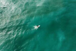 ai generato aereo Visualizza di il velocità minuscolo barca nel chiaro blu acqua a tramonto . superiore Visualizza a partire dal fuco di nel mare foto