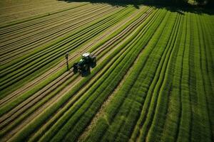 ai generato assunzione cura di il Ritaglia. aereo Visualizza di un' trattore fertilizzante un' coltivato agricolo campo. foto