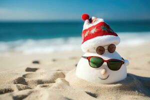 ai generato pupazzo di neve indossare occhiali da sole su il spiaggia. Natale e nuovo anno concetto, contento sabbioso pupazzo di neve con occhiali da sole e Santa cappello su un' soleggiato Natale giorno pomeriggio, ai generato foto
