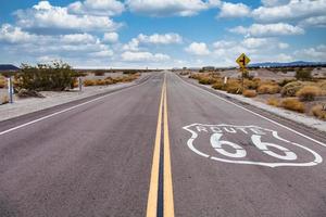 route 66 nel deserto con cielo panoramico. classica immagine vintage con nessuno nel telaio. foto