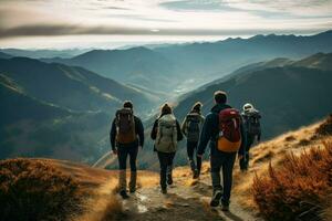 ai generato gruppo di amici escursioni a piedi nel montagne, un' gruppo di amici escursioni a piedi nel il montagne a tramonto ai generato foto