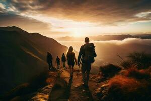 ai generato gruppo di amici escursioni a piedi nel montagne, un' gruppo di amici escursioni a piedi nel il montagne a tramonto ai generato foto