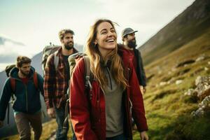 ai generato gruppo di amici escursioni a piedi nel montagne, un' gruppo di amici escursioni a piedi nel il montagne a tramonto ai generato foto