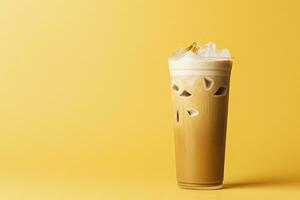 ai generato ghiacciato latte macchiato su giallo sfondo. ai generato foto