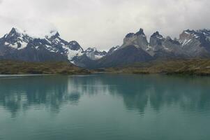 Cuernos del paine riflettendo nel lago pehoe, torres del paine nazionale parco, cileno patagonia, chile foto