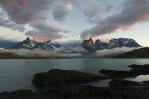 Alba al di sopra di Cuernos del paine e lago pehoe, torres del paine nazionale parco, cileno patagonia, chile foto