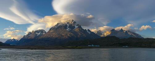 Cuernos del paine e Lago grigio a tramonto, torres del paine nazionale parco, cileno patagonia, chile foto