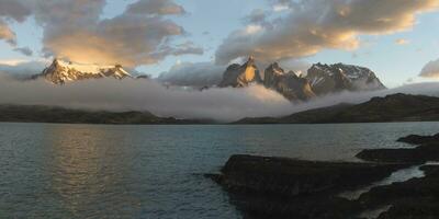 Alba al di sopra di Cuernos del dolore, torres del paine nazionale parco e lago pehoe, cileno patagonia, chile foto