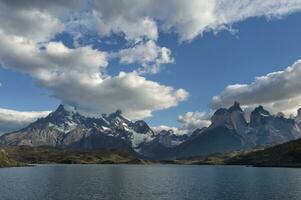 Cuernos del dolore, torres del paine nazionale parco e lago pehoe, cileno patagonia, chile foto