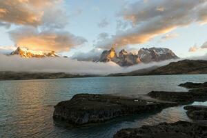 Alba al di sopra di Cuernos del paine e lago pehoe, torres del paine nazionale parco, cileno patagonia, chile foto