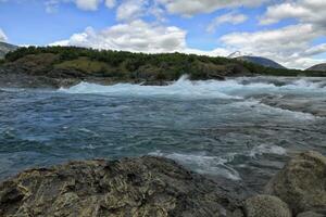 rapide a il confluenza di blu panettiere fiume e grigio neff fiume, Pan Americano autostrada fra cochrane e puerto Guadal, aysen regione, patagonia, chile foto