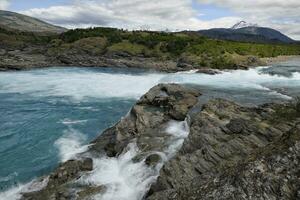 rapide a il confluenza di blu panettiere fiume e grigio neff fiume, Pan Americano autostrada fra cochrane e puerto Guadal, aysen regione, patagonia, chile foto