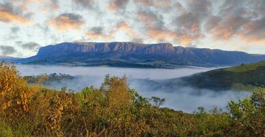 presto mattina nebbia al di sopra di valli e montagne, serra da Canastra, mine Gerais stato, brasile foto