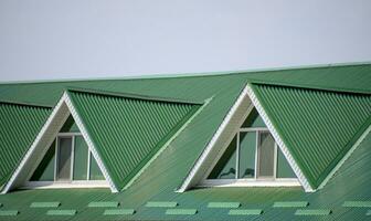 il Casa con plastica finestre e un' verde tetto di ondulato foglio. verde tetto di ondulato metallo profilo e plastica finestre. foto