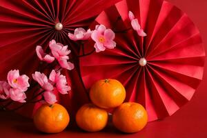 Cinese nuovo anno di il Drago Festival concetto. mandarino arancia, rosso buste e oro lingotto con rosso carta fan. tradizionale vacanza lunare nuovo anno. foto