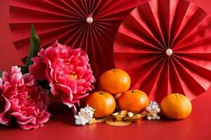 Cinese nuovo anno di il Drago Festival concetto. mandarino arancia, rosso buste, Drago e oro lingotto con rosso carta fan. tradizionale vacanza lunare nuovo anno. foto