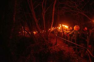 torcia processione in attesa Natale foto