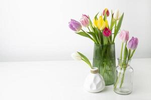 vaso tulipani tavolo foto